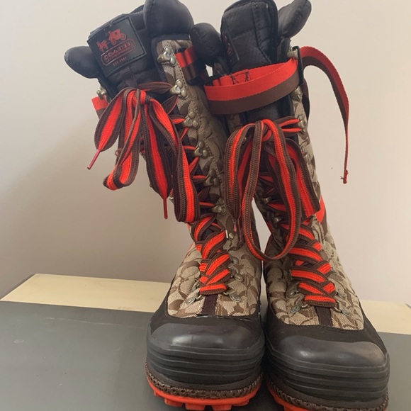 Coach Snow Boots w Red Laces - Picture 4 of 9